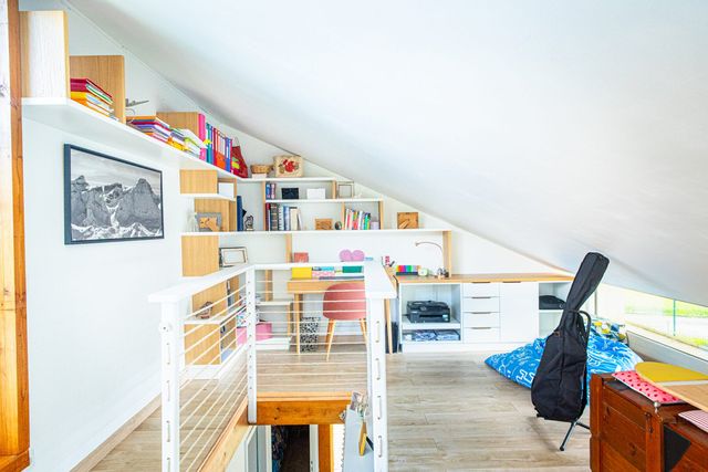 Bureau en mezzanine sous rampant avec rangements sur mesure &mdash;&nbsp;Allier (65)