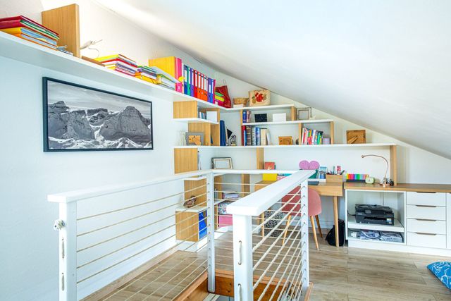 Biblioth&egrave;que sur mesure suivant la pente du rampant &mdash;&nbsp;bureau mezzanine