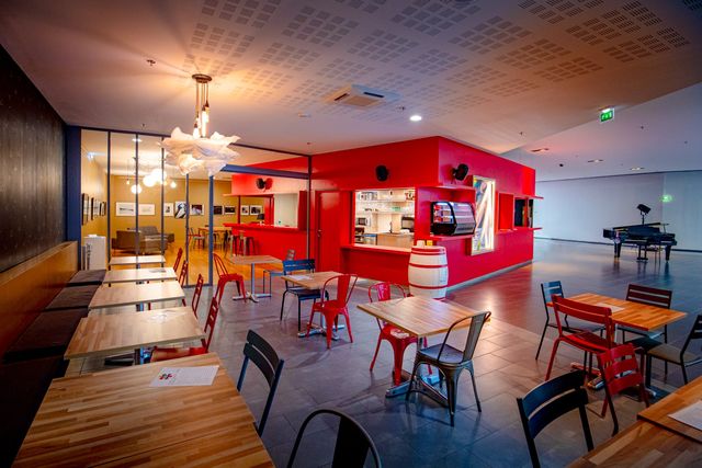 Espace bar du Caf&eacute; du Parvis &agrave; Ibos &mdash;&nbsp;Castellanos