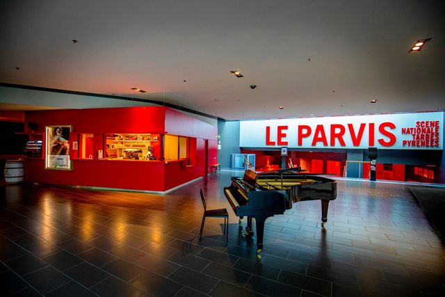 Ancienne billetterie transform&eacute;e en comptoir de bar &mdash;&nbsp;Le Parvis, Ibos
