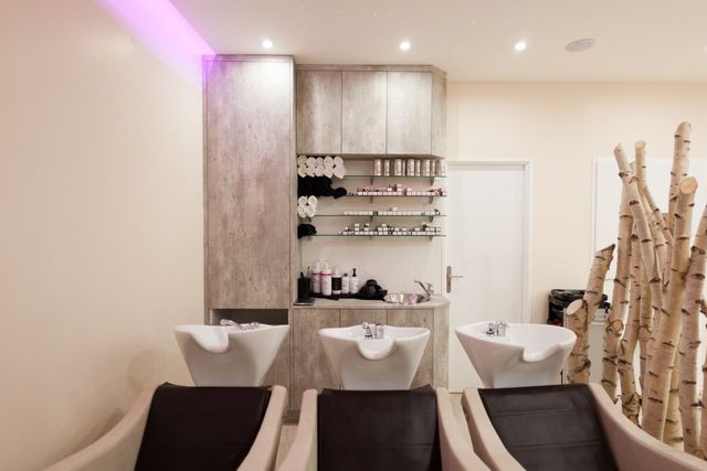 Mobilier de coiffure fabriqu&eacute; d&rsquo;apr&egrave;s les dessins de la cliente