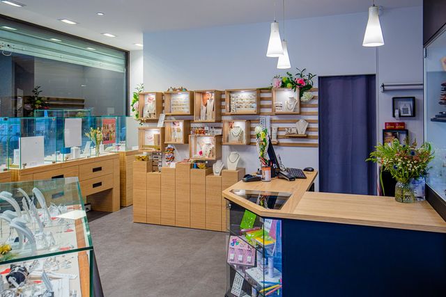 Meubles sur mesure &mdash;&nbsp;bijouterie Flocon d&rsquo;argent