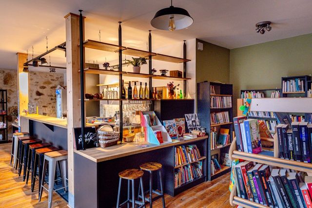 Cr&eacute;ation d&rsquo;un espace multifonctionnel, bar, comptoir, biblioth&egrave;que et &eacute;picerie