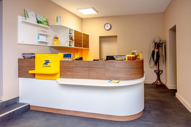 La poste & Mairie &ndash; Lascaz&egrave;res