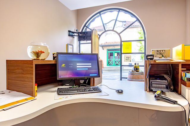 Banque d&rsquo;accueil arrondie &mdash;&nbsp;Poste et mairie de Lascaz&egrave;res