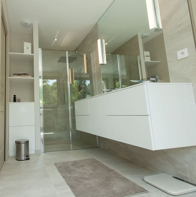 Meuble salle de bain blanc &eacute;pur&eacute; &mdash;&nbsp;vue d&rsquo;ensemble