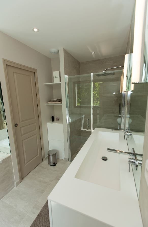 Meuble salle de bain blanc &eacute;pur&eacute; &mdash;&nbsp;d&eacute;tail 1