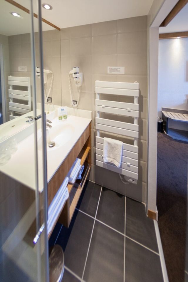 &Eacute;tag&egrave;res bois et serviettes &mdash;&nbsp;salle de bain h&ocirc;tel Le Foch, Tarbes