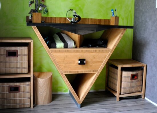Bureau d'angle triangulaire moderne avec étagères de rangement, meubles en bois assortis et cuisine sur mesure conçue par un cuisiniste qualifié à Pau.