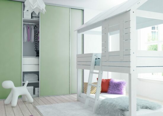 Une chambre d'enfant moderne et cosy avec un lit mezzanine blanc, des peluches, une armoire vert pastel avec des meubles sur mesure et des coussins colorés créant un espace ludique et invitant.