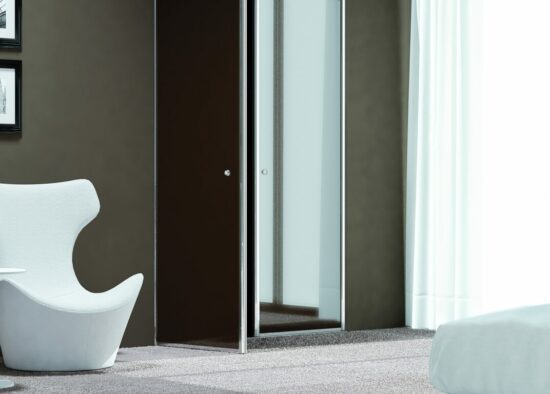 Coin salon moderne avec un mobilier blanc épuré et une porte coulissante vitrée invitant la lumière naturelle, complété par une cuisine sur mesure à Pau renforçant l'ambiance générale.