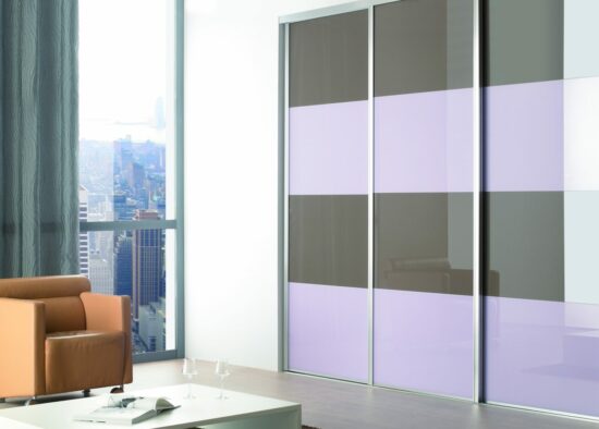 Salon moderne au design épuré, doté d'une grande fenêtre avec vue sur la ville et d'élégantes portes d'armoire coulissantes aux motifs violets et blancs, complétées par des meubles sur mesure pour un look cohérent.