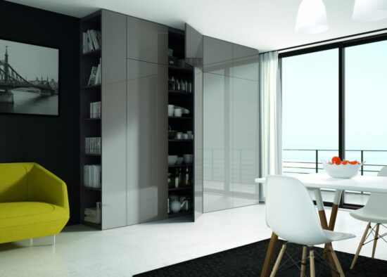 Salon minimaliste moderne au design élégant, doté de meubles blancs épurés, d'un fauteuil jaune vif et d'une palette de couleurs monochromes accentuée par une vue panoramique sur l'océan. Complété par une cuisine sur mesure à