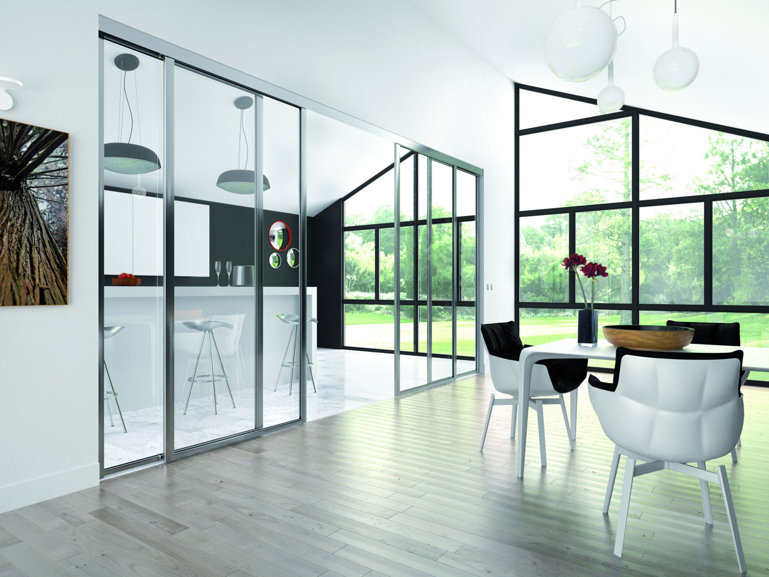 Une salle à manger moderne et spacieuse avec des baies vitrées, dotées d'un cadre noir élégant, offrant une vue sur l'extérieur verdoyant. La pièce est complétée par un noir et blanc minimaliste