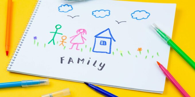 Dessin d'enfant représentant une famille et une maison aux feutres colorés sur fond jaune, reflétant le bien-être à la maison.