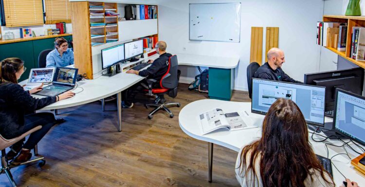 Un espace de bureau moderne et animé avec des employés concentrés sur leur travail au sein de l'équipe Castellanos.