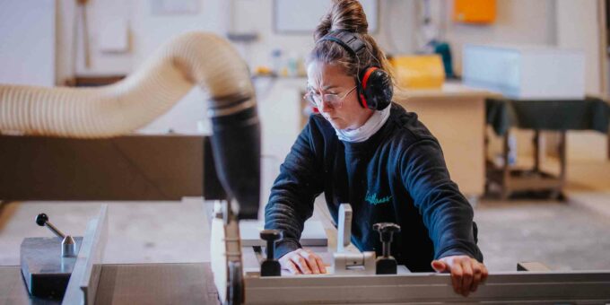 artisan agenceur concentré portant des lunettes de sécurité et une protection auditive