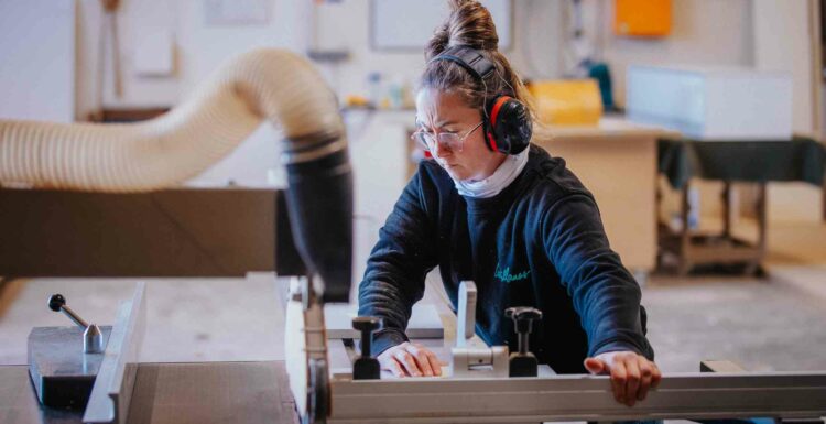 artisan agenceur concentré portant des lunettes de sécurité et une protection auditive