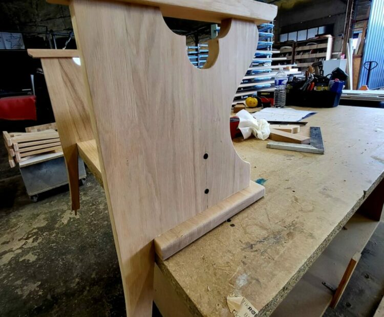 Un banc en bois au design unique sur un établi dans un atelier de menuiserie