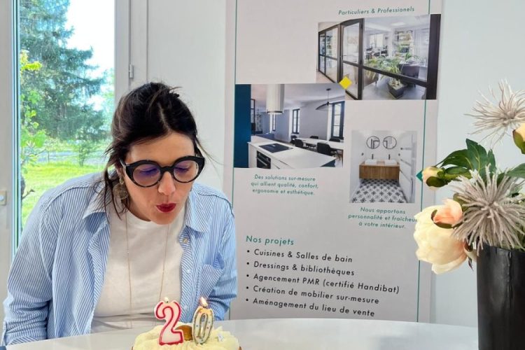 Femme soufflant les bougies pour le 20ème anniversaire de son entreprise Castellanos